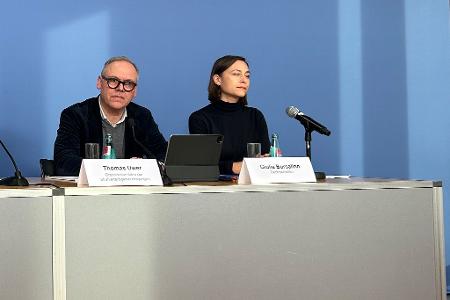 Anwältin Guilia Borsalino (r.) bei der Pressekonferenz. 