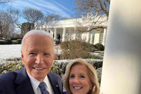 Kurz bevor sie das Weiße Haus in Washington verließen: Joe und Jill Biden machen ein Selfie.