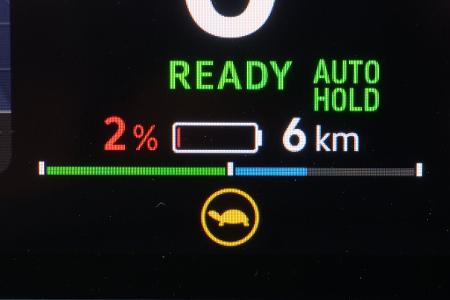Die Batteriestandsanzeige eines Elektroautos. Nach dem plötzlichen Aus der E-Auto-Kaufzuschüsse Ende 2023 hat sich das Umstiegstempo auf Elektroautos laut HUK Coburg halbiert.