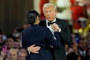 Trump tanzt - auch mit einer Fremden