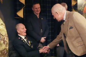 Besonderer Moment: König Charles trifft 99-jährigen D-Day-Veteranen