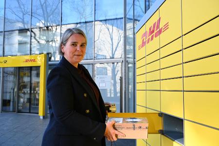 Post-Deutschlandchefin Nikola Hagleitner hält viel von Paketautomaten - die nutzt sie bisweilen auch selbst, um privat bestellte Pakete abzuholen. (Archivbild)