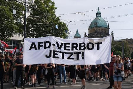 Bei einer Demonstration in Leipzig im August 2024 fordern Teilnehmer ein AfD-Verbot. (Archivbild) Bei einer Demonstration in Leipzig im August 2024 fordern Teilnehmer ein AfD-Verbot. (Archivbild)