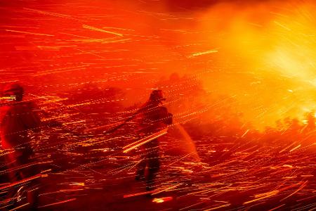 In Südkalifornien - wie hier im San Diego County - kämpft die Feuerwehr weiter gegen Brände an.