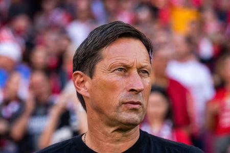 Roger Schmidt (vereinslos) - Nach RTL-Informationen bemüht sich der BVB derzeit intensiv um Roger Schmidt. Vor Kurzem meldeten die 'Ruhr Nachrichten', dass 'Kontakt' zum früheren Benfica-Trainer besteht. Der ehemalige Bundesliga-Trainer produzierte zuletzt vor allem finanzielle Schlagzeilen: Schmidt kassierte nach seinem Rauswurf beim portugiesischen Rekordmeister SL Benfica eine Abfindung in Höhe von 8,7 Millionen Euro.