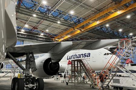 Der neueste Airbus A 350/900 der Lufthansa steht kurz vor seinem kommerziellen Erstflug im riesigen Wartungshangar der Lufthansa am Münchner Flughafen. Im Hintergrund steht ein Airbus A380.