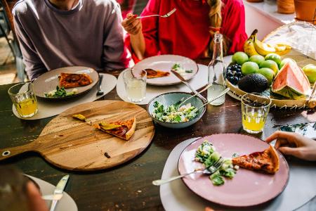 Mahlzeiten clever gestalten: Wer mit Salat und Gemüse beginnt, ist schneller satt.