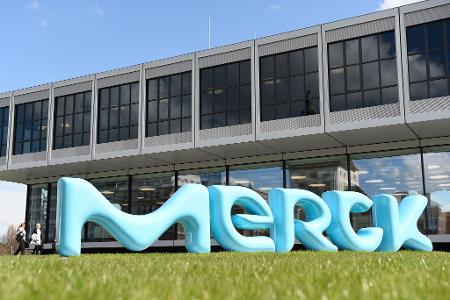 Der Pharmakonzern Merck führt neue Benefits für Beschäftigte ein (Archivbild).