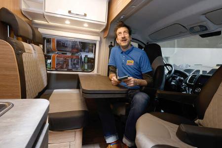 Carabus Edition Fire (2025) Messe CMT Sitzgruppe mit Redakteur frontal