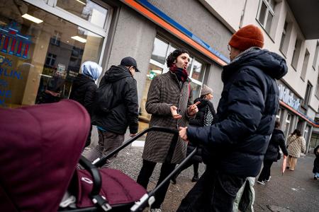 Wenn Hakan Demir, Bundestagsabgeordneter der SPD, in seinem Wahlkreis Berlin-Neukölln unterwegs ist, wird er häufig auf der Straße angesprochen. Manchmal geht es in den Gesprächen um Fragen des Asylrechts oder um faire Löhne.