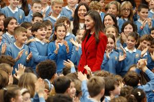 Schulbesuch in Madrid: Königin Letizia begeistert im roten Hosenanzug