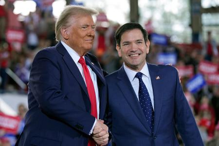 Rubios Richtlinie bedeute, dass vorübergehend keine bereits von der US-Regierung genehmigten Hilfsgelder mehr an Programme verteilt werden sollen, berichtete 