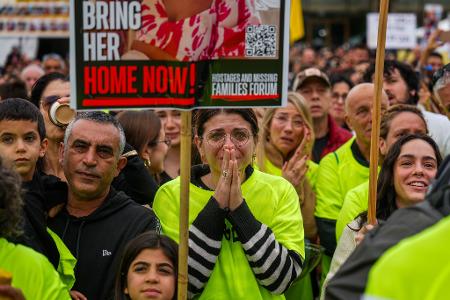 Viele Menschen verfolgten in Tel Aviv die Nachricht über die Freilassung von vier Geiseln aus Hamas-Gefangenschaft.