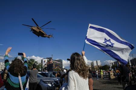 Den Geiseln wurden in Israel bereits erwartet - ihnen wurde ein emotionaler Empfang bereitet. 