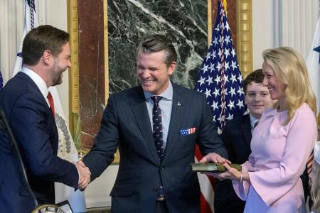 US-Vize Vance vereidigt den neuen Pentagon-Chef. 