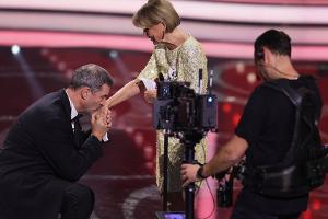 Bayerischer Filmpreis: Markus Söder geht vor Uschi Glas auf die Knie