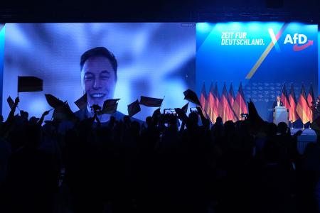 Tesla-Chef Elon Musk lässt sich beim AfD-Wahlkampfauftakt feiern. 