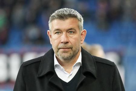 Urs Fischer (vereinslos) - Der frühere Union-Coach wurde vor einigen Tagen von 'Bild' als Kandidat genannt. Nach RTL-Informationen ist Fischer zwar Thema, so heiß wie bei Schmidt ist die Spur aber derzeit nicht. Der erfahrene Schweizer ist seit Ende vorletzten Jahres ohne Job, als er bei den Berlinern entlassen wurde, könnte somit sofort einspringen.