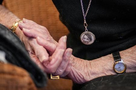 Margot Friedländer trägt ein Amulett mit dem Bild ihrer Mutter, die wie ihr Bruder im NS-Vernichtungslager Auschwitz ermordet wurden. 