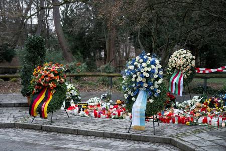 Kränze für die Opfer der Messerattacke.