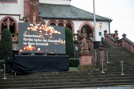Die Gedenkfeier wurde per Leinwand übertragen