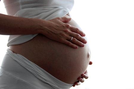 Dass Frauen mit Endometriose schwerer schwanger werden, hat unterschiedliche Gründe. 