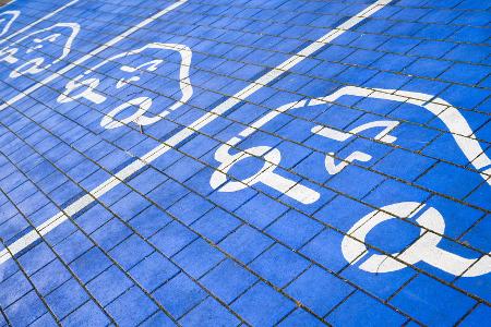 Parkplätze für Elektroautos. 
