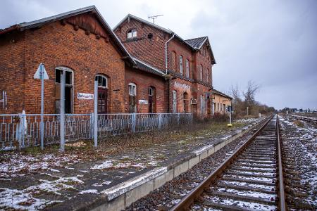 Der im Privatbesitz befindliche Bahnhof Malchow in Mecklenburg-Vorpommern ist seit Jahren geschlossen und verfällt. (Archivbild)