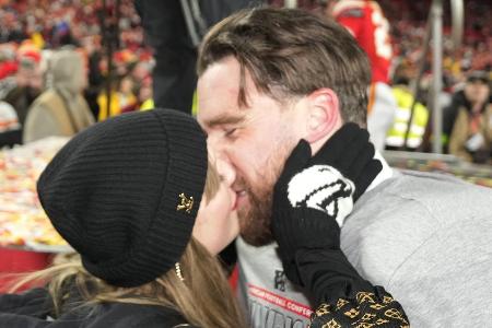 Taylor Swift glücklich: Travic Kelce zieht erneut in Super Bowl ein Taylor Swift glücklich: Travic Kelce zieht erneut in Super Bowl ein