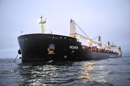 Unter Verdacht: das Frachtschiff 