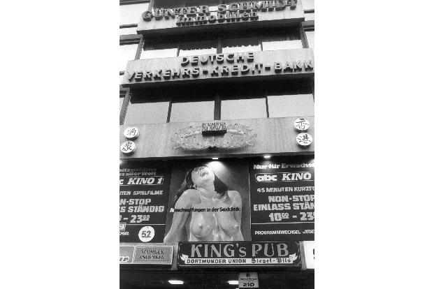 Ein Schild eines Sexkinos hängt im Jahr 1982 über einem Eingang am Kurfürstendamm. (Archivbild)