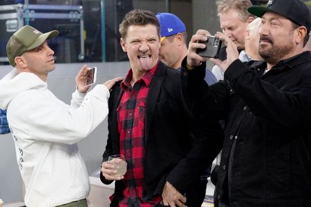 Jeremy Renner beim Football