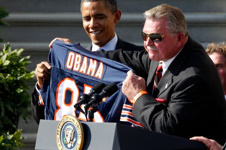 Barack Obama erhält ein Bears-Trikot