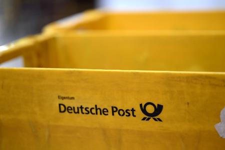 Plastikboxen der Deutschen Post stehen in einer Zustellbasis herum - auch dort könnte der Warnstreik Auswirkungen haben. Plastikboxen der Deutschen Post stehen in einer Zustellbasis herum - auch dort könnte der Warnstreik Auswirkungen haben.