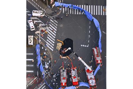 Rettungskräfte holten einen Mann aus diesem Erdloch in Japan.