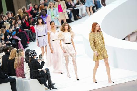 Die Fashionshow fand im Pariser Grand Palais statt. 