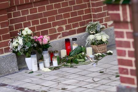 Anteilnahme nach zwei Gewaltverbrechen in Beelitz-Heilstätten südwestlich von Berlin. Die Staatsanwaltschaft ermittelt wegen Mordes und versuchten Mordes.
