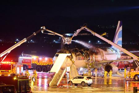 Die Flammen richteten schwere Schäden an dem Flugzeug an.