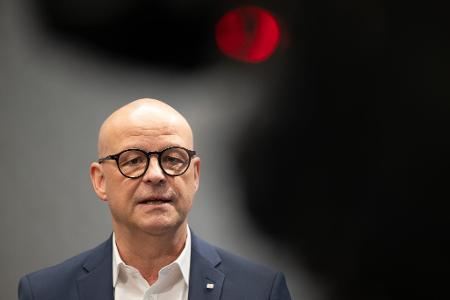 Personalvorstand Martin Seiler hatte zum Tarifauftakt in Frankfurt ein Angebot im Gepäck, sieht aufgrund der wirtschaftlich angespannten Lage aber nur wenig Spielraum.