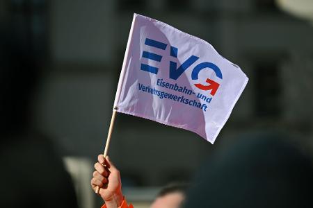 Die EVG-Tarifverträge gelten für rund 192.000 Beschäftigte bei der Deutschen Bahn. (Archivbild)