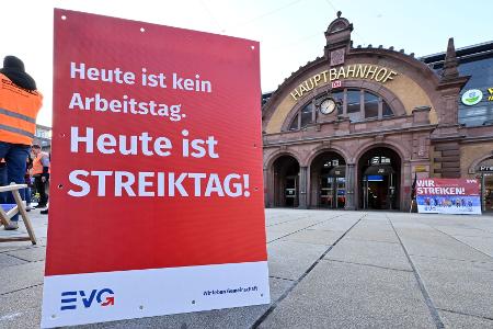 2023 legte die EVG den Bahnverkehr gleich zweimal weitgehend lahm. (Archivbild)