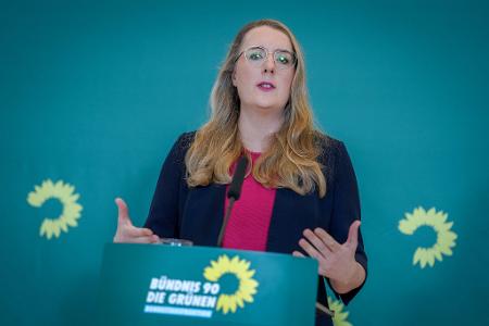 Die Co-Vorsitzende der Grünen-Bundestagsfraktion, Katharina Dröge, ist entsetzt über die Ankündigung von Unionsfraktionschef Friedrich Merz (CDU). 
