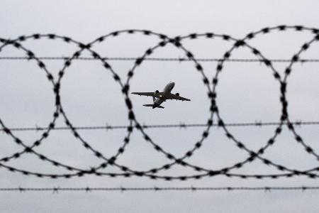 Mehr Abschiebungen fordert die Union, hier ein startender Flug (Foto: Archiv).