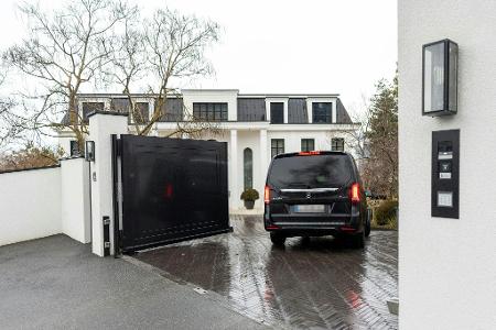 Der Ex-Milliardär wurde in seiner Villa in Innsbruck festgenommen.