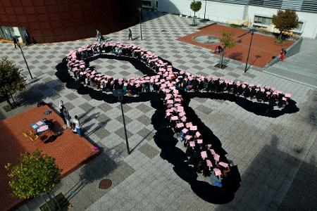 Die rosa Schleife ist ein internationales Symbol, dass Bewusstsein für Brustkrebs schaffen will. Eine von acht Frauen ist im Laufe ihres Lebens davon betroffen. 
