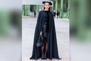Starbesetzte Chanel-Show: Dua Lipa begeistert ganz in Schwarz in Paris