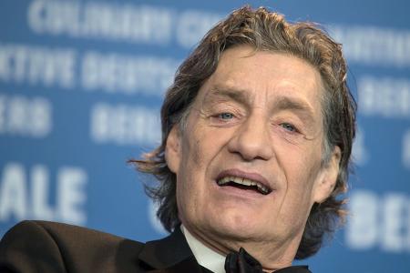 Schauspieler Winfried Glatzeder hatte Streichhölzer und eine Reibefläche dabei, die er mit einem Pflaster zwischen seine Beine geklebt hatte, und…