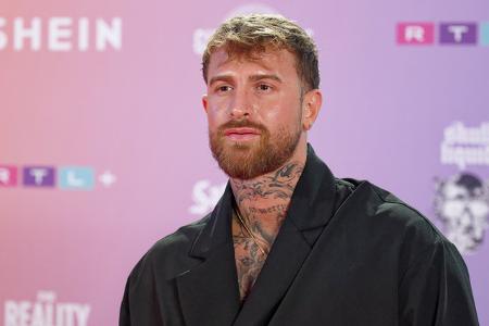 …TV-Persönlichkeit Gigi Birofio dachte, er könne zwei Schachteln Zigaretten in seiner Unterhose befördern. Das stellte sich als Ablenkungsmanöver heraus, denn hinterher erklärte er inhaltsschwanger, e ...