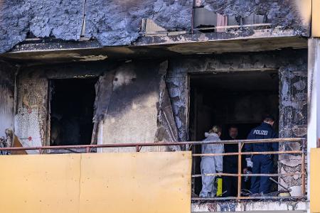 Die Kriminalpolizei will die Ursache des Brandes klären, bei dem drei Menschen ums Leben kamen. 