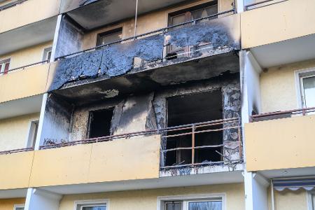 Der schwere Brand hat einen Wohnblock in Frankfurt (Oder) stark besschädigt.